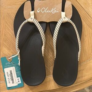 OluKai Ho’Opio Women’s Flip Flops - Bone/Stripe